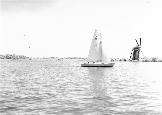Zeilwedstrijd tijdens de Kaagweek op de Kagerplassen. Rechts een eiland met de ronde stenen grondzeiler uit 1809 van de Tuinder- of Kogjespolder.