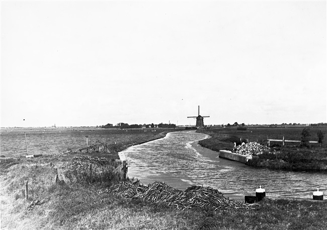 Uitzicht over de Hoge Heul en de Monstersche Wetering in zuid-oostelijke richting. In de verte de Groeneveldse molen.