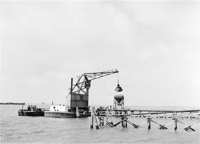 Overladen van zand voor dijkbouw op Goeree-Overflakkee, 1953