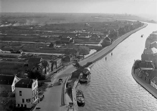 Uitzicht over de Gouwe vanaf de Hefbrug Boskoop.