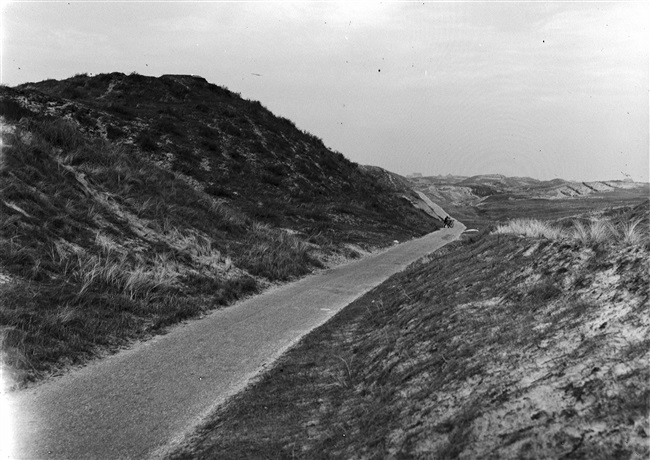 Fietspad door de duinen tussen Katwijk en Noordwijk. Door het aanleggen van fietspaden ontsluit de provincie Zuid-Holland natuurgebieden voor recreatie.