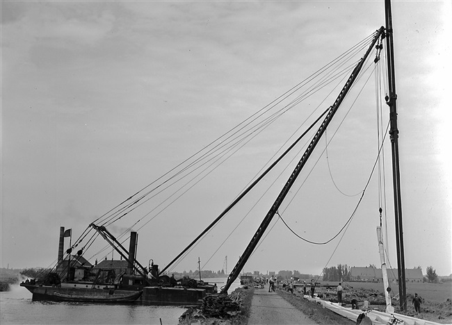 Drijvende bok plaatst heipalen bij aanleg S25/N207 in 1955