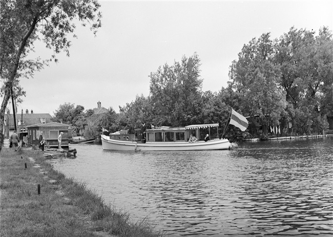 Jan Klaasesz komt aan met Statenjacht in Nieuwkoop, 1956