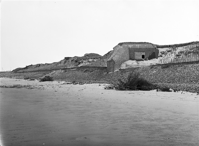 Duitse bunker in de duinen aan het Brielse Meer, 1953