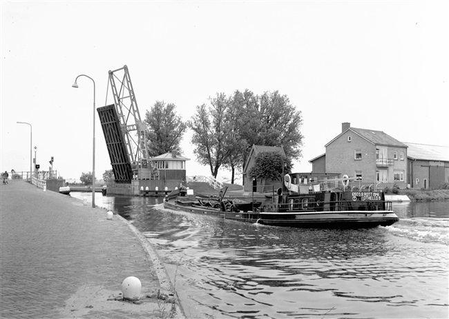 De Kattenbrug over het Aarkanaal bij Nieuwveen, 1963