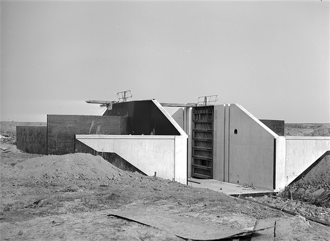 De bouw van een sluis bij Ooltgensplaat