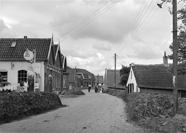 Werkzaamheden worden uitgevoerd voor het versterken van de dijk.