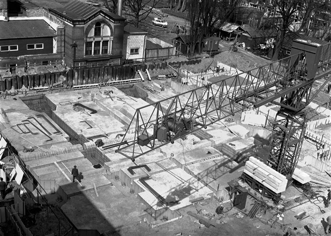 Een kraan wordt opgebouwd voor de bouw van het hoofdgebouw, van het nieuwe provinciehuis. In dit deel komen de Statenzaal en de entreehal. Later krijgt het de aanduiding gebouw C.