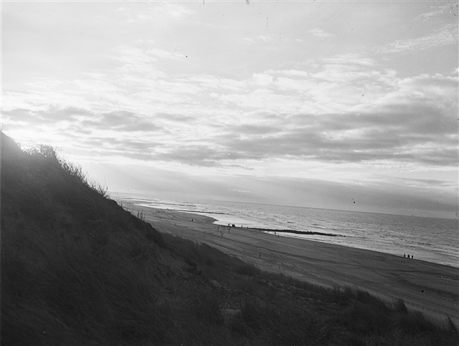 Het strand ten noorden van Scheveningen. De provincie Zuid-Holland maakt stranden beter bereikbaar door het aanleggen of verbeteren van wegen ernaartoe.