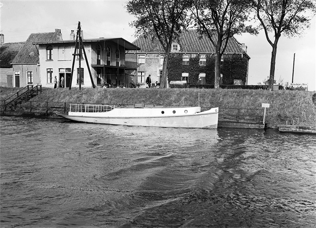 Links het wachtlokaal en rechts het veerhuis van het veer Brielle-Rozenburg, bij het Havenhoofd van Brielle.