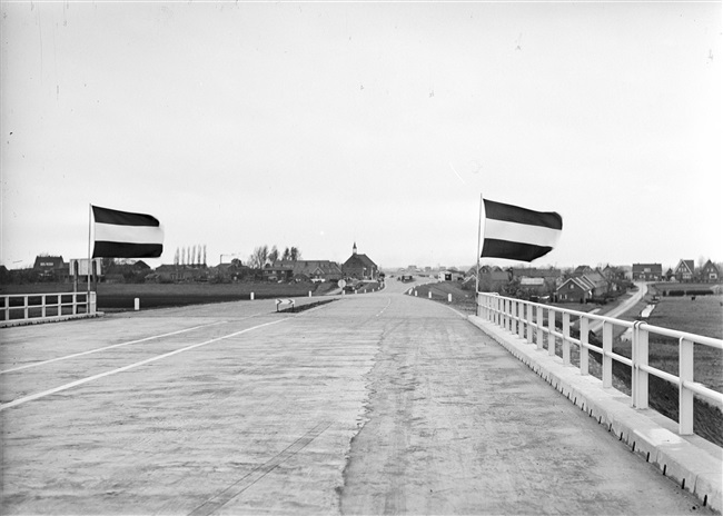 Opening van de Drechtbrug (N207) over de Drecht bij Leimuiden.