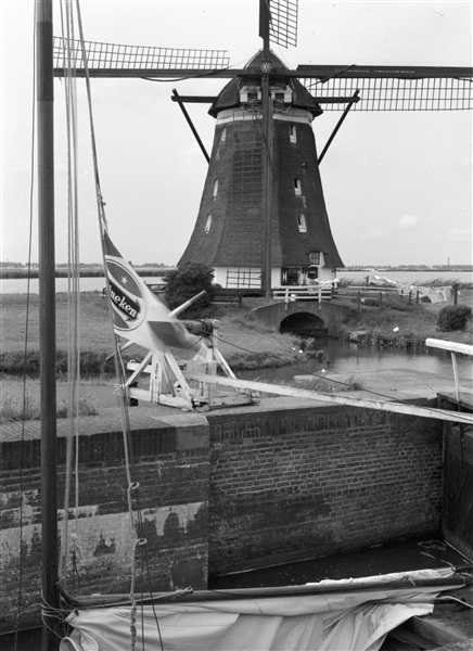 De Eendrachtsmolen uit 1727. Dit is de laatst overgebleven achtkante molen van een complex van acht molens die de Eendragtspolder bemaalden. Op de voorgrond het Zevenhuizens Verlaat, een vaarverbinding tussen de Rotte en de Ringvaart van de Zuidplaspolder. Op de achtergrond zijn de Rottemeren te zien.