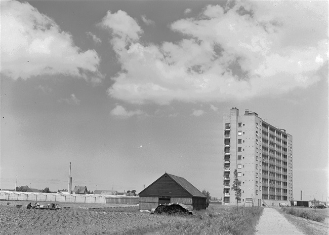 Flatgebouw op de grens van een kassengebied