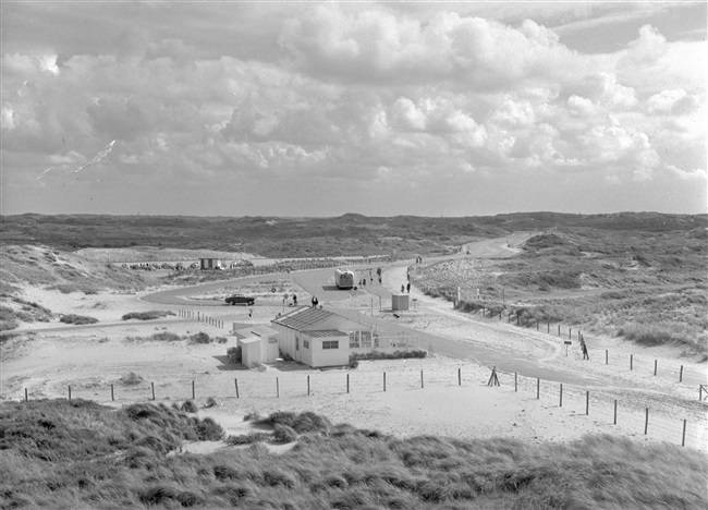 Parkeerterrein Langevelderslag. De provincie Zuid-Holland maakt stranden beter bereikbaar door het aanleggen of verbeteren van parkeerterreinen en wegen ernaartoe.