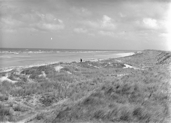 Het strand van Ouddorp. De provincie Zuid-Holland maakt stranden beter bereikbaar door het aanleggen of verbeteren van wegen ernaartoe.