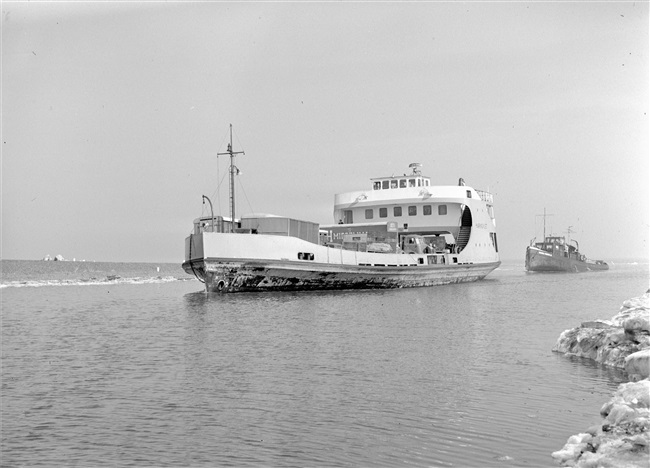 Veerboot Haringvliet bij Middelharnis, 1963