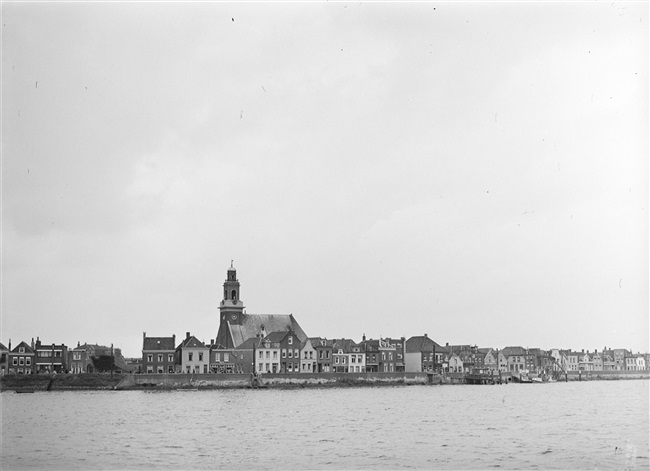 Uitzicht op Lekkerkerk vanaf een rondvaartboot, tijdens een excursie van de Provinciale Staten van Zuid-Holland.