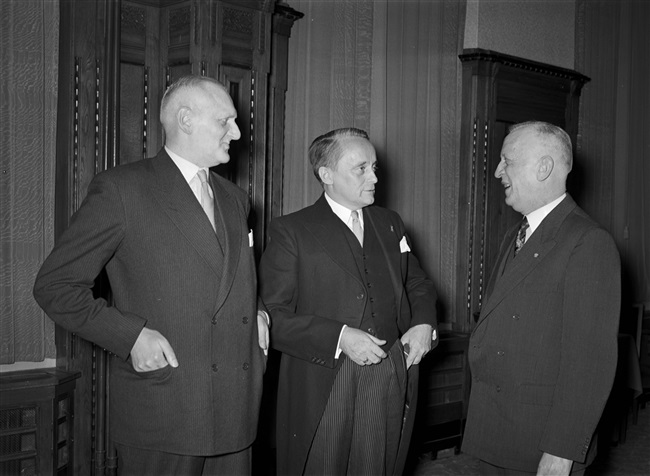 Jan Klaasesz, nieuwe commissaris van de Koningin in Zuid-Holland (midden), tijdens een kennismakingsreceptie aan het Korte Voorhout 1. Links mr. F.A. Helmstrijd, griffier van de Provinciale Staten.