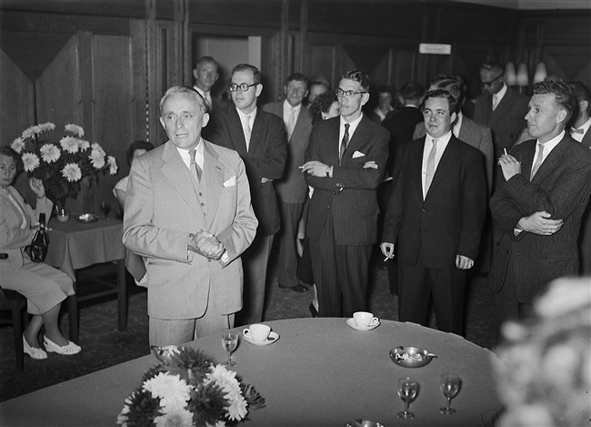 De twaalfde interprovinciale contactdag van provincieambtenaren. Commissaris van de Koningin Jan Klaasesz ontvangt de ambtenaren van de provincies Noord-Brabant en Limburg.