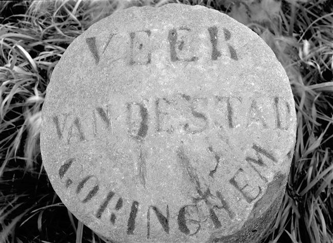 Betonnen paal met de tekst: veer van de stad Gorinchem.