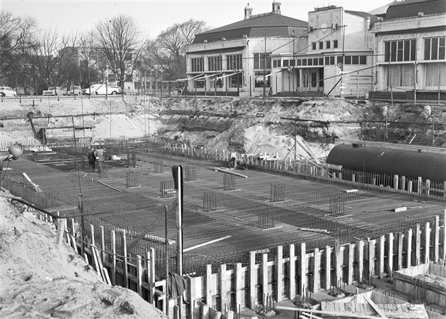 De wapening voor de keldervloer van het in aanbouw zijnde provinciehuis. Op de achtergrond het restaurant van de voormalige Haagsche Dierentuin.