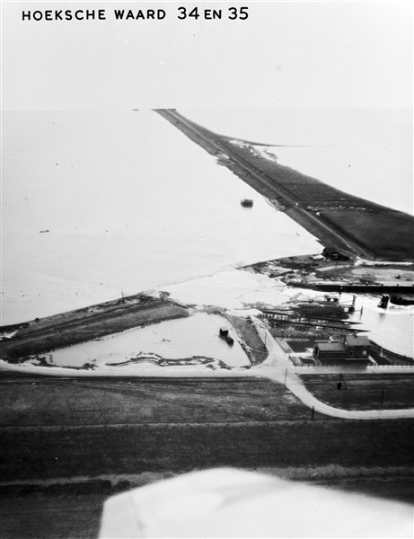 Tramweghaven in Numansdorp na Watersnoodramp, 1953