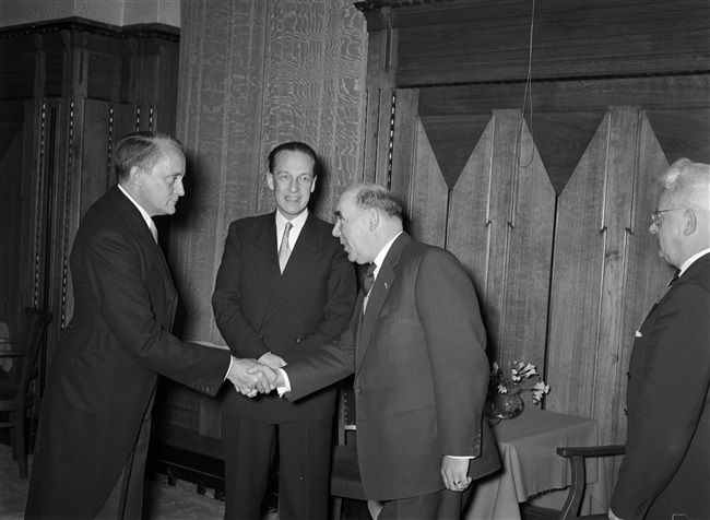 Jan Klaasesz, de nieuwe commissaris van de Koningin (links), schudt de hand van ir. D.M. Mathlener, adjunct-directeur-hoofdingenieur van de Provinciale Waterstaat. Naast de commissaris staat prof. ir. J.L. Klein, hoofd-directeur van de Provinciale Waterstaat en de Provinciale Planologische Dienst in Zuid-Holland. De kennismakingsreceptie vindt plaats aan het Korte Voorhout 1.