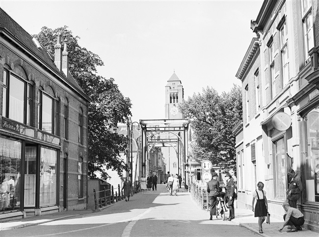 Pieter Doelmanstraat en Alphensebrug in Alphen aan den Rijn