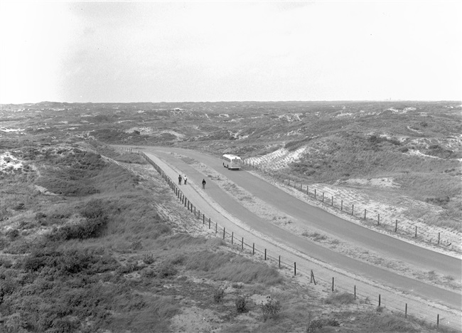 De Langevelderslag. De provincie Zuid-Holland maakt stranden beter bereikbaar door het aanleggen of verbeteren van wegen ernaartoe.