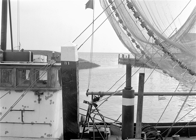 Vissersboot in de haven van Ouddorp, 1964