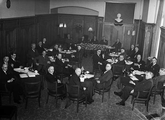 Vergadering van de Gedeputeerde Staten van Zuid-Holland en gedeputeerden van andere provincies, in het gebouw aan het Korte Voorhout 1.