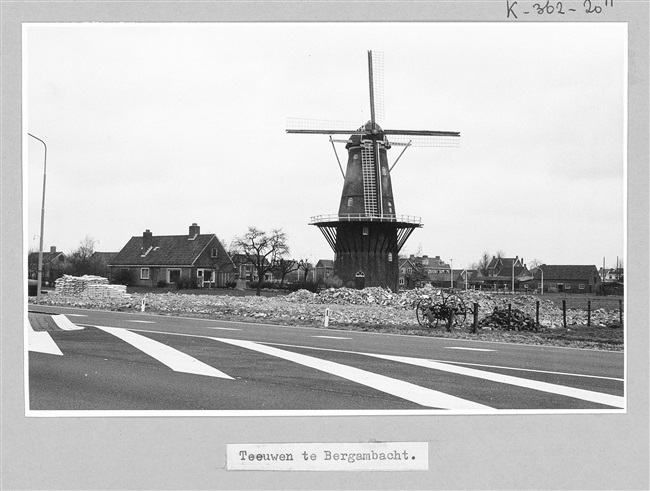 Korenmolen Den Arend aan de Molenlaan in Bergambacht, 1970