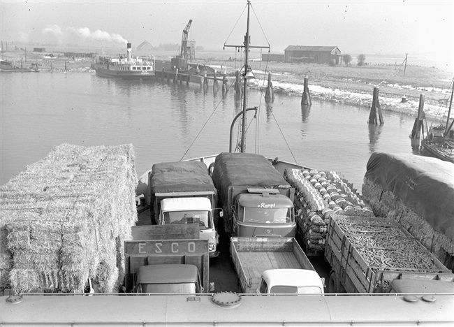 Veerboot Haringvliet bij Tramhaven, 1963