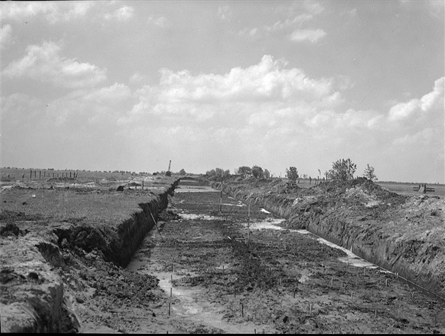 Aanleg van de provinciale weg nr. 30 van Bergambacht naar Krimpen aan den IJssel, door de Provinciale Waterstaat.
