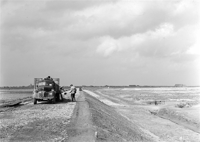 Verzwaren 2e waterkering Nieuwe-Tonge/Oude-Tonge, 1953