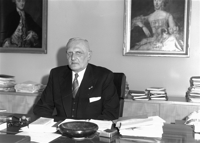 Griffier Helmstrijd in zijn werkkamer in Den Haag, 1967