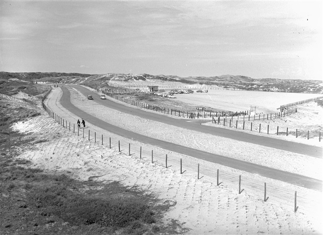 Parkeerterrein Langevelderslag. De provincie Zuid-Holland maakt stranden beter bereikbaar door het aanleggen of verbeteren van parkeerterreinen en wegen ernaartoe.