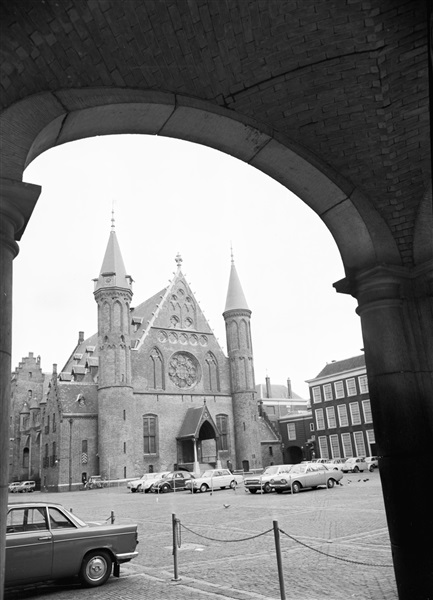 Geparkeerde auto's voor de Ridderzaal op het Binnenhof.