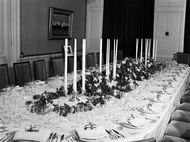 Een gedekte tafel voor een diner met het Provinciaal Bestuur en gezanten, in het gebouw aan het Korte Voorhout 1. In dit gebouw was het Provinciaal Bestuur van Zuid-Holland gehuisvest.