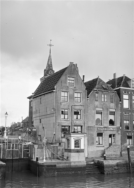 Monstersche Sluis en Coppelstockhuis in Maassluis, 1955