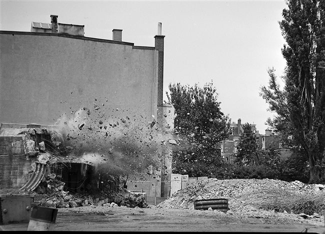 Bunker in Den Haag wordt met springstof opgeruimd, 1955