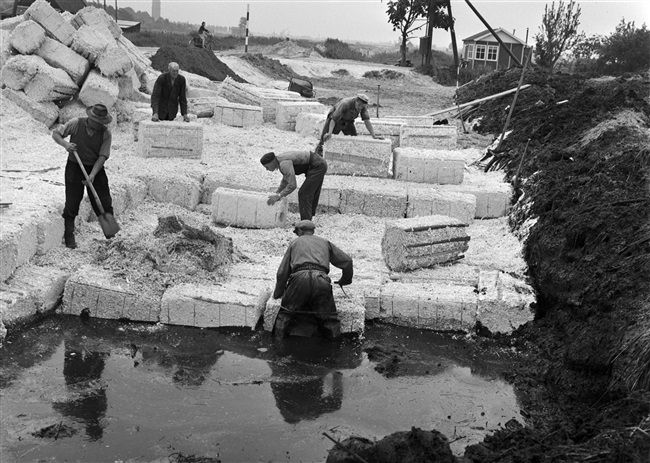 Aanleg S30/N210 met houtvezelbalen bij Bergambacht, 1956