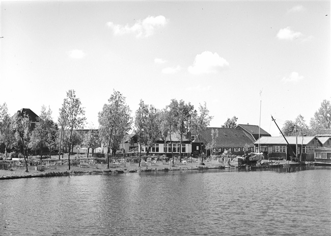 Paviljoen Plaszicht gezien vanaf de Nieuwkoopse Plassen, tijdens een excursie van de Provinciale Staten van Zuid-Holland.