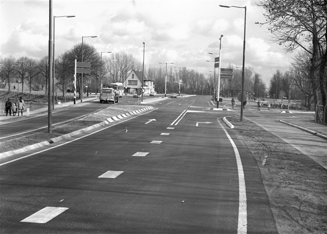 S32, Schrijversdijk (huidige N218) aansluiting met de G.J. van den Boogerdweg. Links bij het witte huis de Pieter van der Wallendam.