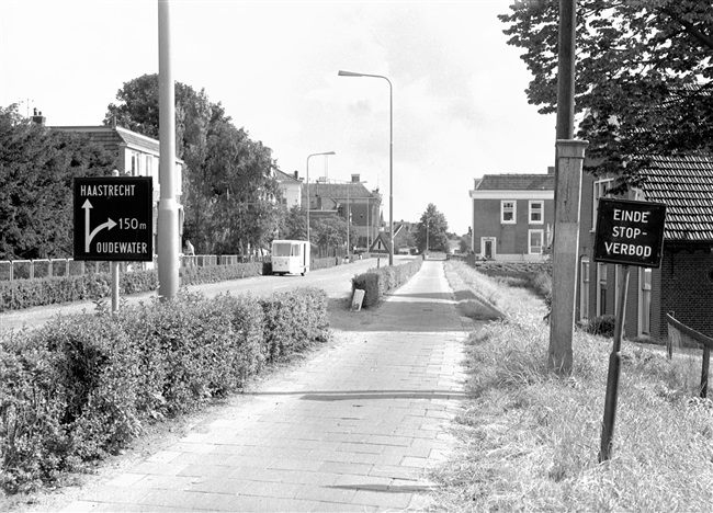 De Haastrechtse dijk met rechts een stenen paal.