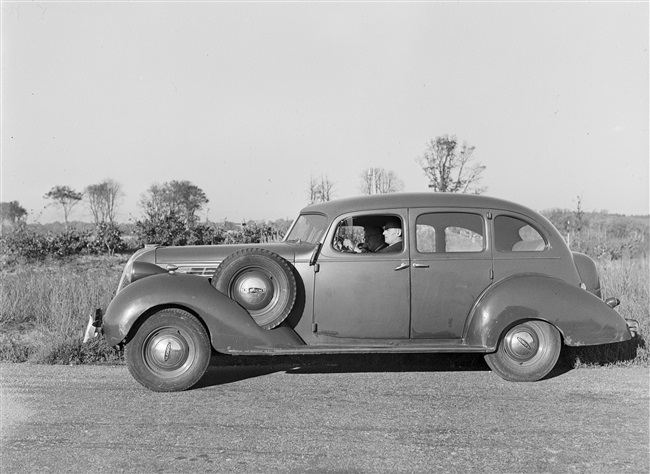 Dienstauto van de hoofdingenieur van de Provinciale Waterstaat in Zuid-Holland. De auto is van het Amerikaanse automerk Hudson.