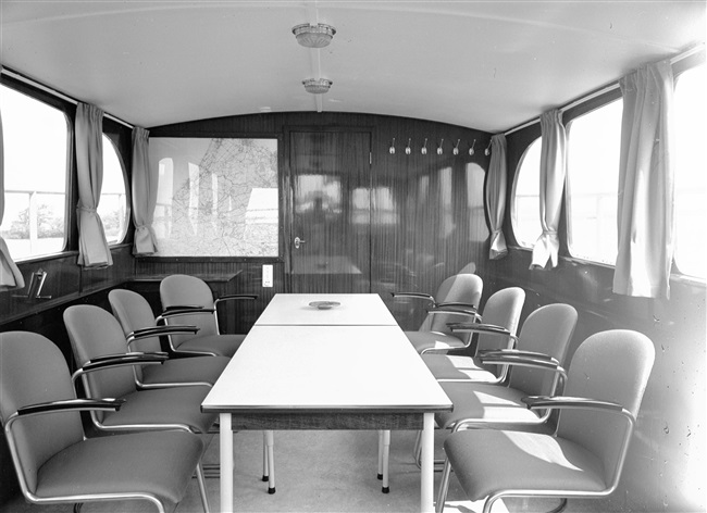 Binnenkant motorjacht de Provincie Zuid-Holland, 1961