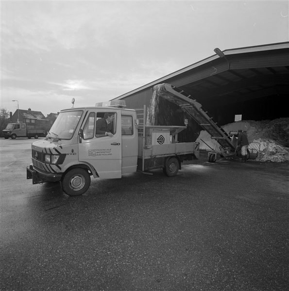 Een strooiwagen wordt met zout geladen in De Zilk, 1971