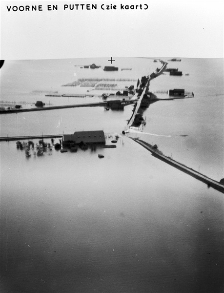 De Watersnoodramp van 1953. Bij Voorne en Putten is een groot gebied overstroomd. Foto Rijkswaterstaat.