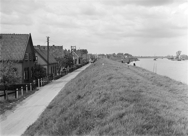 De Kildijk gezien vanaf 't Schenkeltje in 's-Gravendeel, 1957